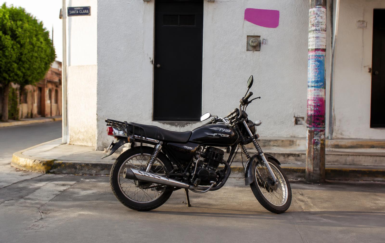 Motocicleta urbana estacionada en una esquina de la ciudad